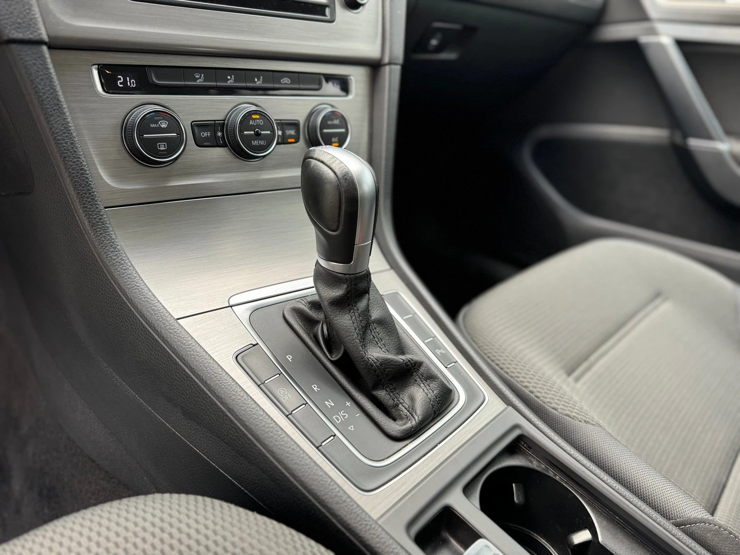 VW Golf 2016 Comfortline 1.6TDI BMT | Mobile.bg — изображение 14