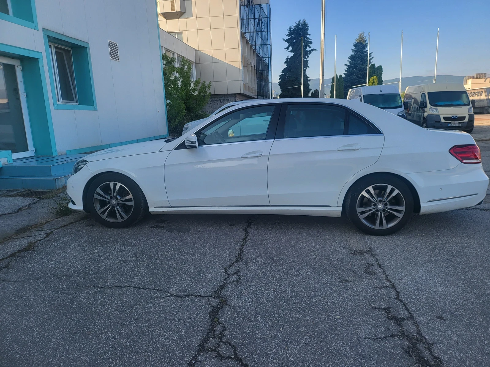 Mercedes-Benz E 220, снимка 3 - Автомобили и джипове - 54728494