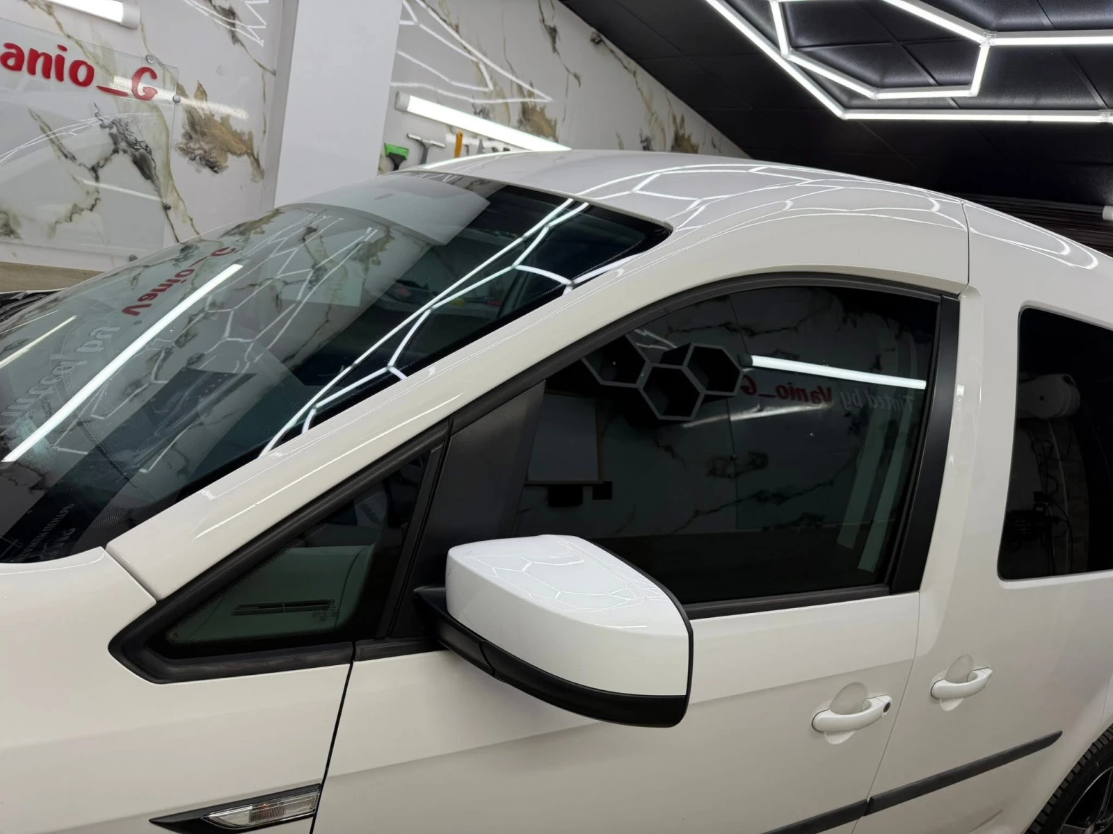 VW Caddy 2.0TDI, снимка 4 - Автомобили и джипове - 54869586