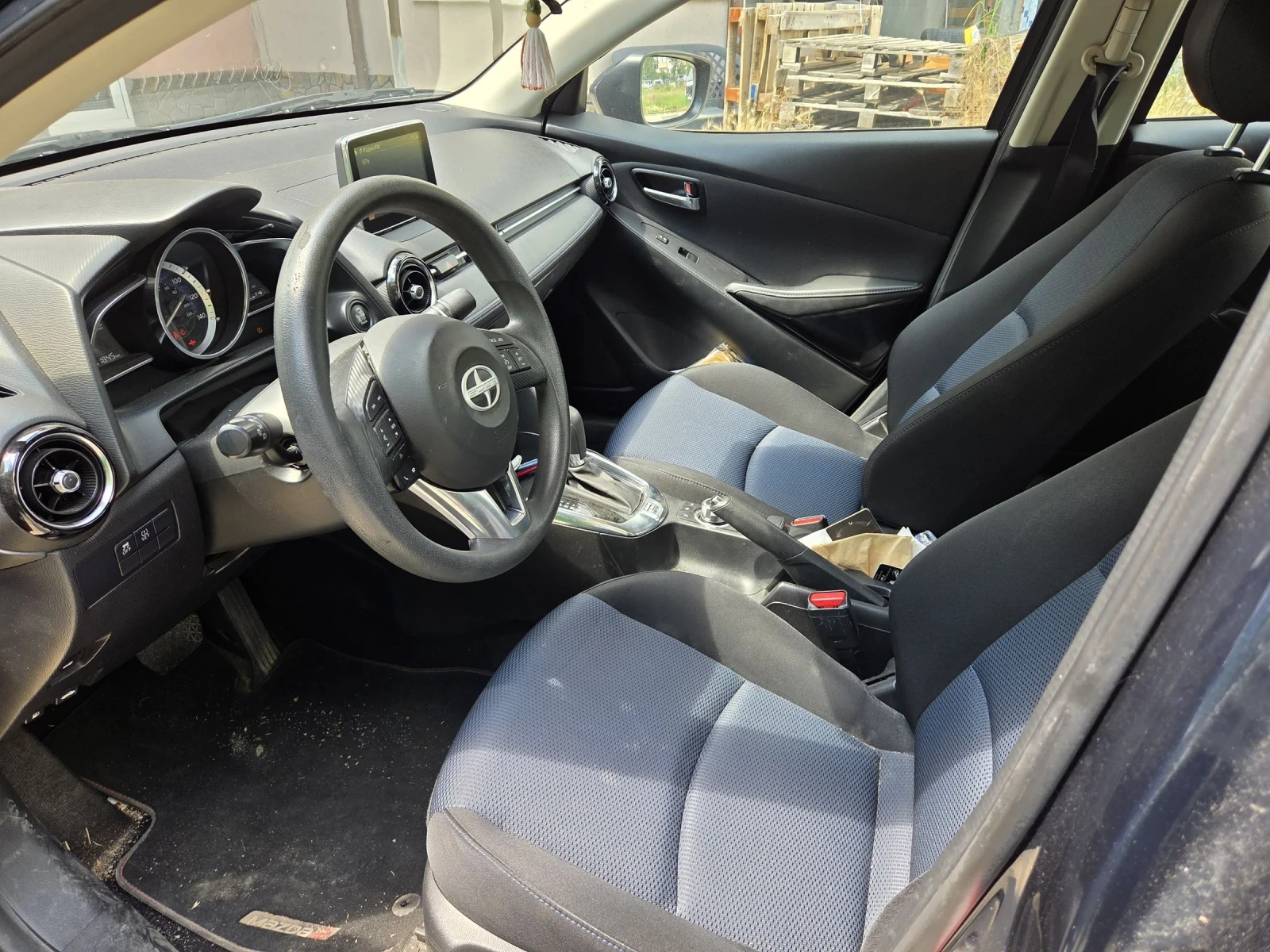 Toyota Yaris 1.5, снимка 9 - Автомобили и джипове - 55136578
