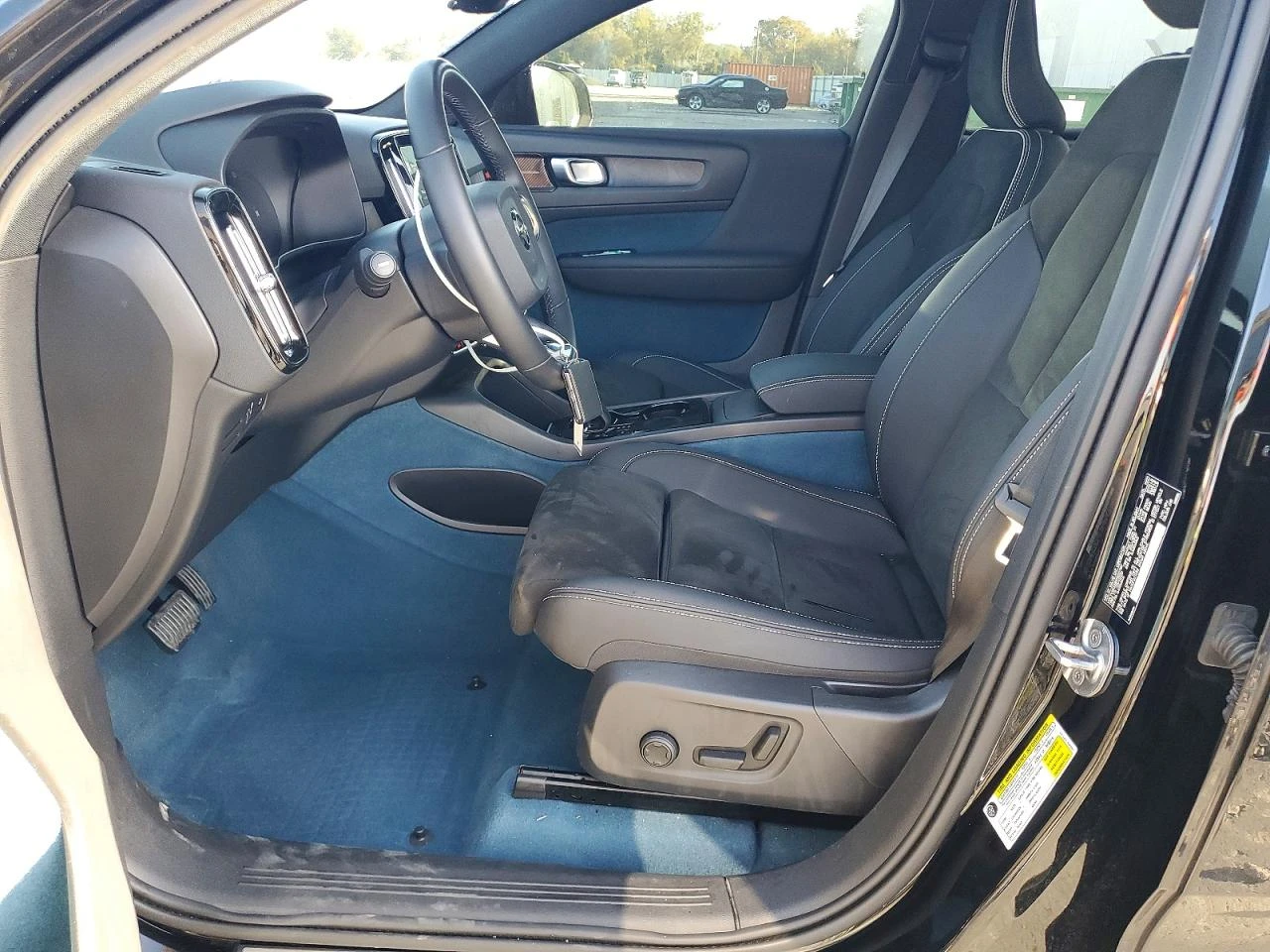 Volvo C40 P8 RECHARGE ULTIMATE* КОЖА* ПОДГРЕВ* , снимка 7 - Автомобили и джипове - 55259083