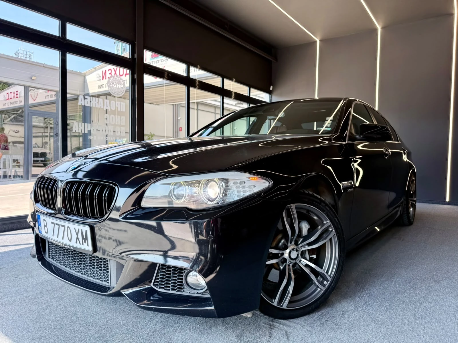 BMW 530 M Paket* SoftClose* H&U* Подгрев* ЛИЗИНГ, снимка 3 - Автомобили и джипове - 56281106