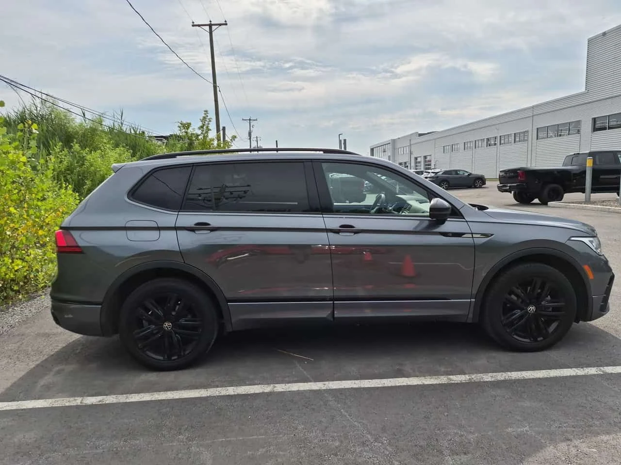 VW Tiguan Comfortline R Line Black Edition/CARFAX/, снимка 4 - Автомобили и джипове - 55590349