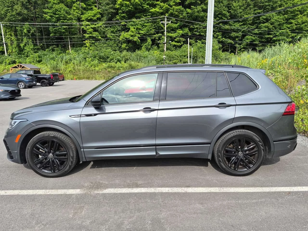 VW Tiguan Comfortline R Line Black Edition/CARFAX/, снимка 3 - Автомобили и джипове - 55590349