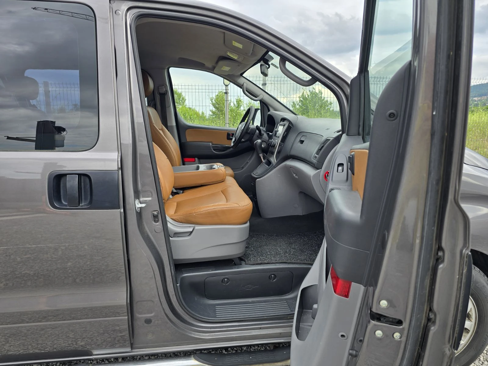 Hyundai H1 2.5CRDI АВТОМАТИК КОЖА STAREX , снимка 9 - Бусове и автобуси - 55135508