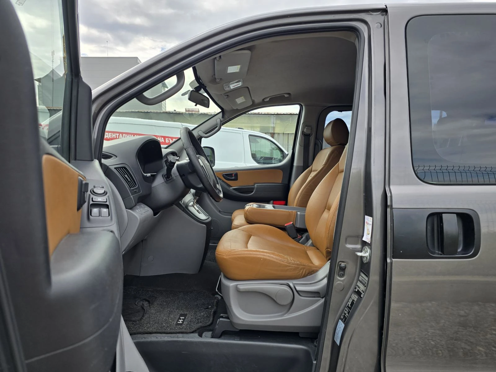 Hyundai H1 2.5CRDI АВТОМАТИК КОЖА STAREX , снимка 5 - Бусове и автобуси - 55135508