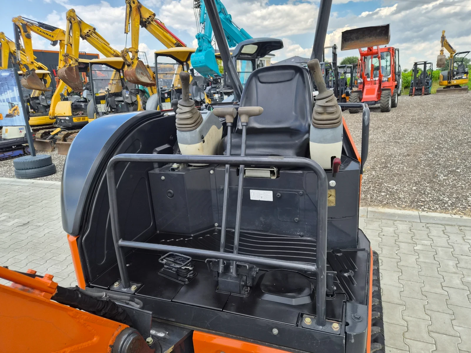 Багер Hitachi ZX20U-5A / НА 72 ЧАСА / КАТО НОВ / НАЛИЧЕН !!!, снимка 9 - Индустриална техника - 54717400