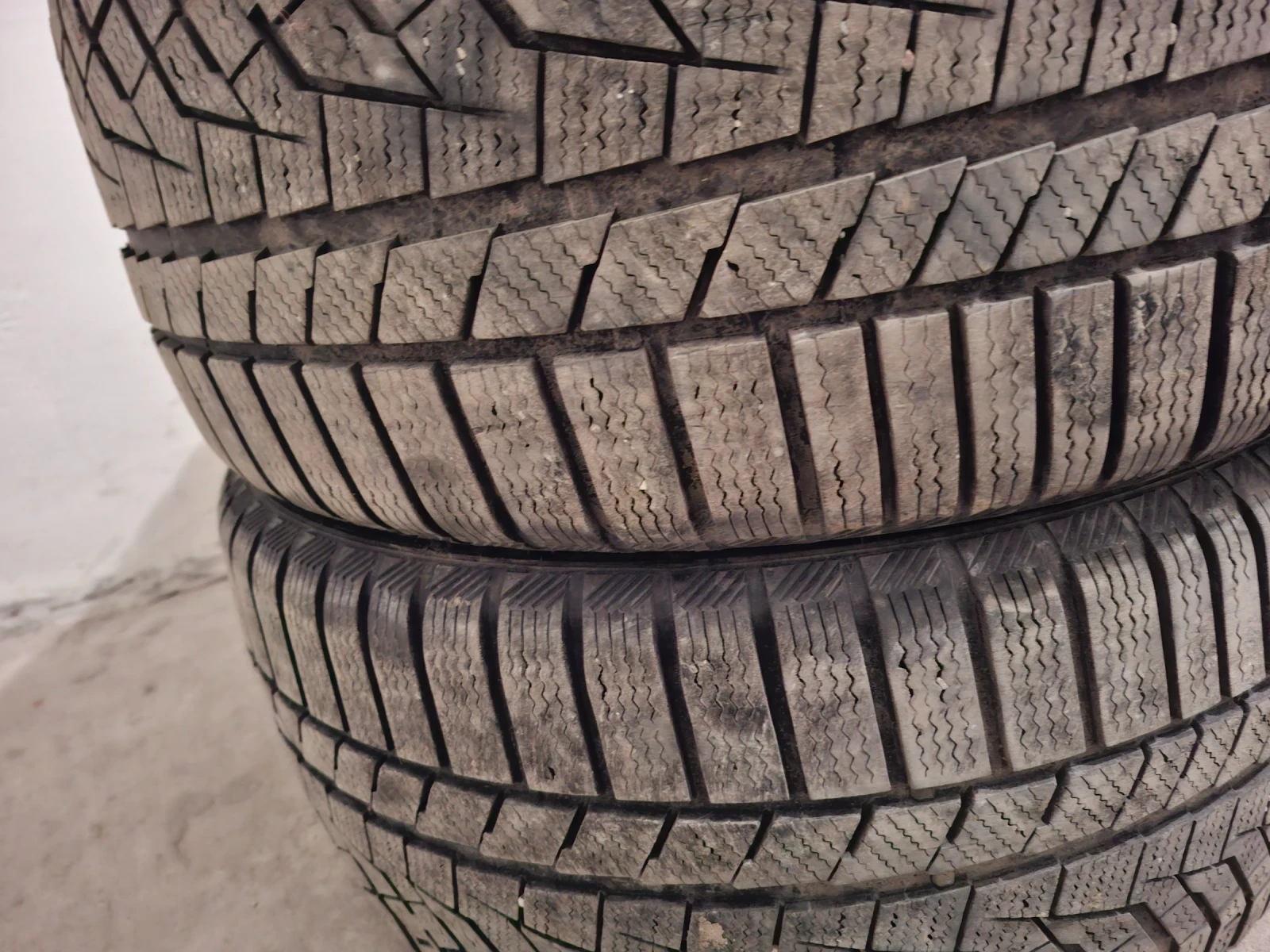 Гуми Зимни 245/40R18