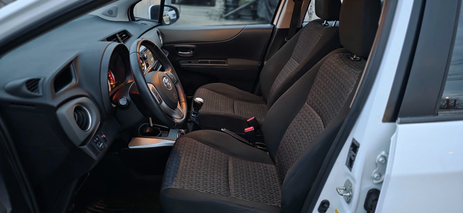 Toyota Yaris 1.4-90кс-6ск, снимка 9 - Автомобили и джипове - 53909643