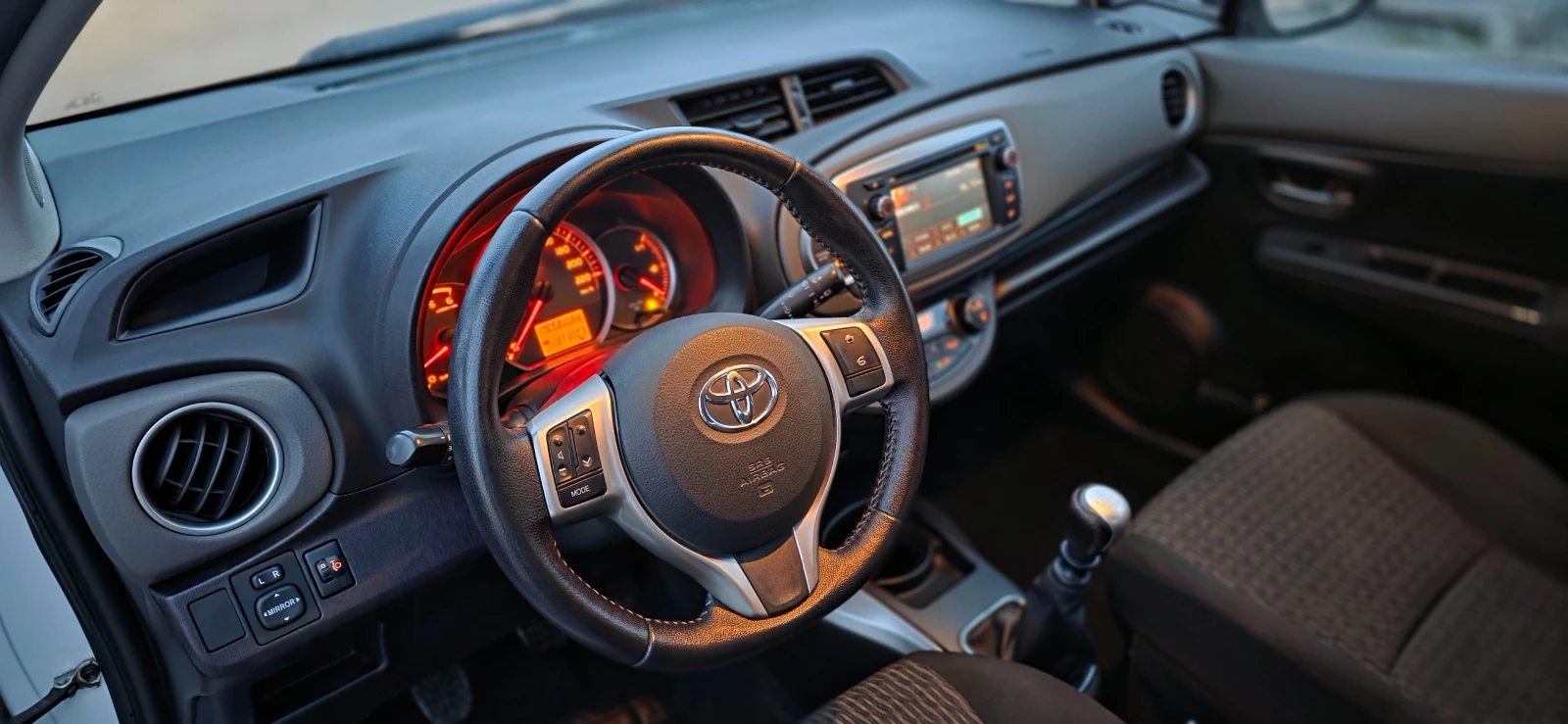 Toyota Yaris 1.4-90кс-6ск, снимка 12 - Автомобили и джипове - 53909643