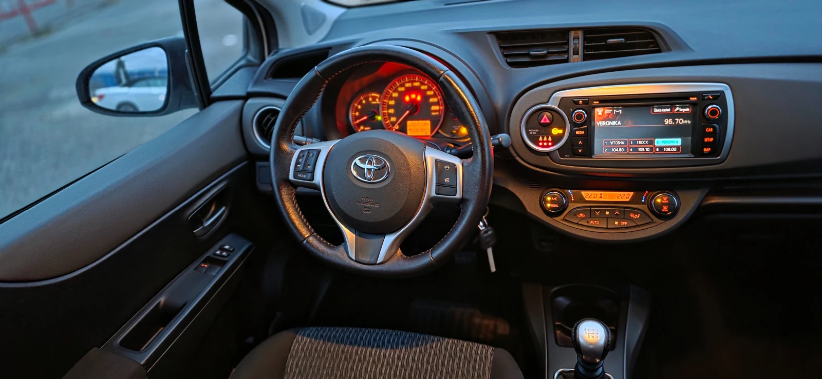 Toyota Yaris 1.4-90кс-6ск, снимка 14 - Автомобили и джипове - 53909643