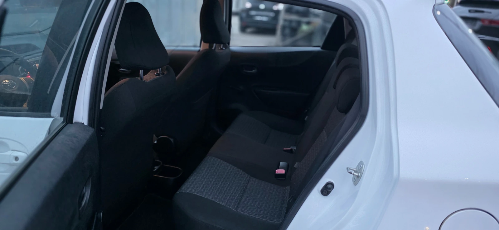 Toyota Yaris 1.4-90кс-6ск, снимка 10 - Автомобили и джипове - 53909643