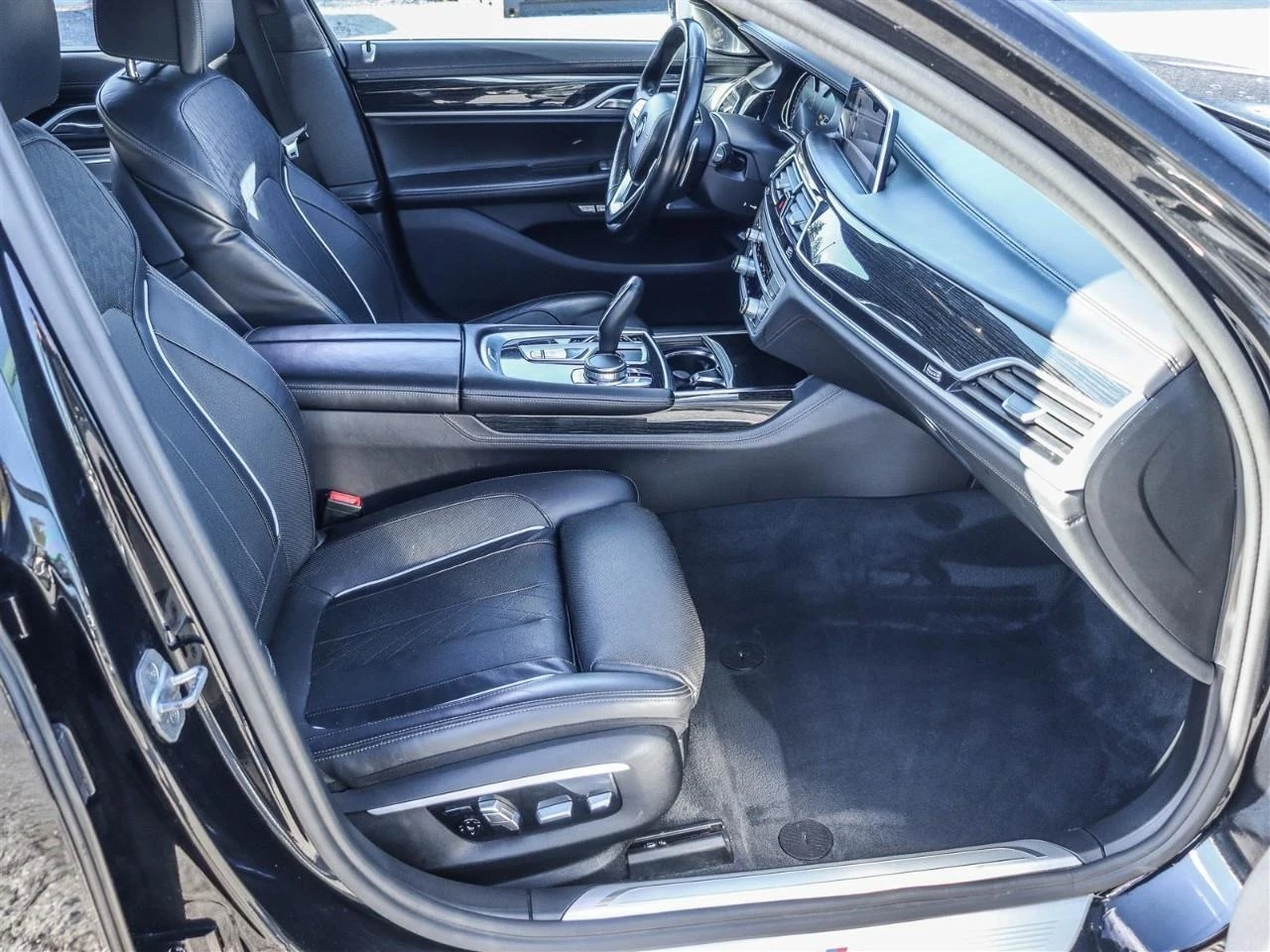 BMW 750 xDrive COOLING PANO B&W С РЕГИСТРАЦИЯ&АВТО КРЕДИТ, снимка 12 - Автомобили и джипове - 53985240