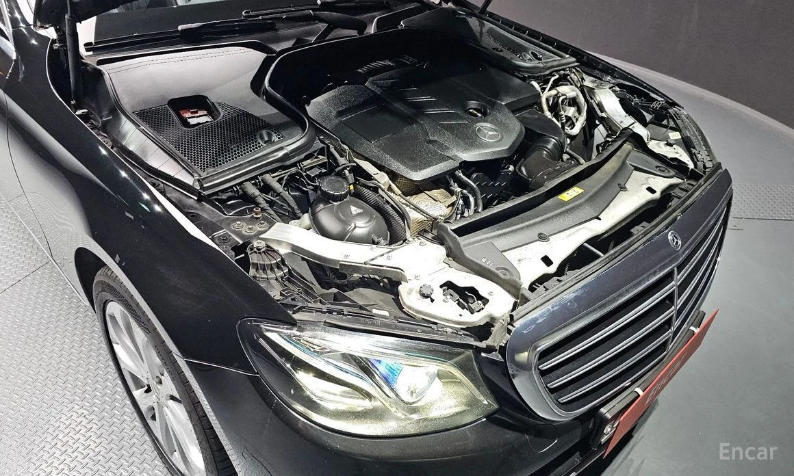 Mercedes-Benz E 220, снимка 6 - Автомобили и джипове - 54369430