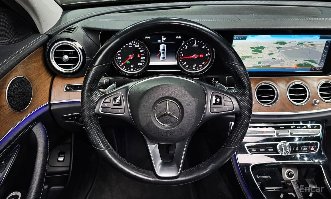 Mercedes-Benz E 220, снимка 13 - Автомобили и джипове - 54369430