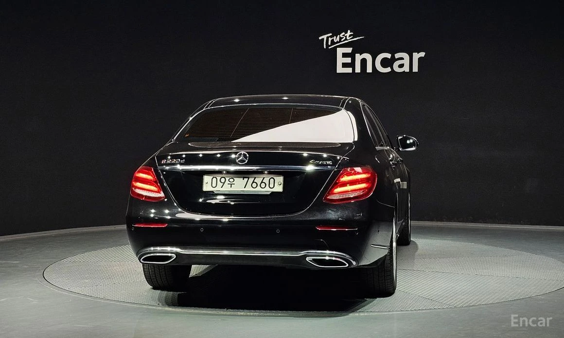 Mercedes-Benz E 220, снимка 4 - Автомобили и джипове - 54369430