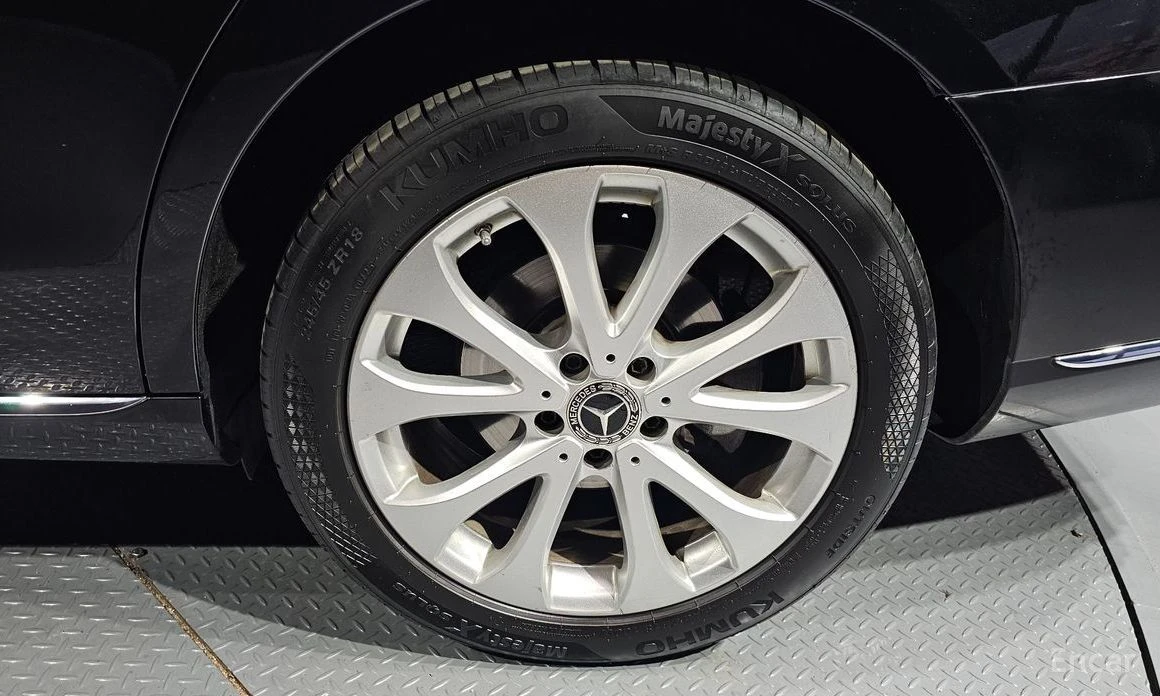 Mercedes-Benz E 220, снимка 5 - Автомобили и джипове - 54369430