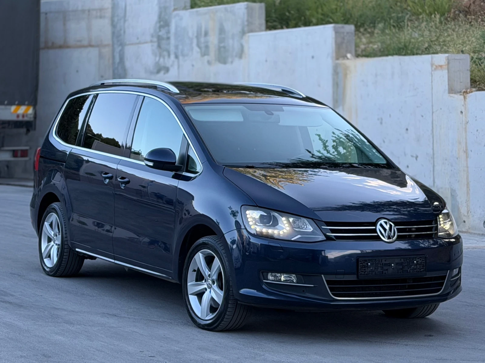 VW Sharan 2.0TDi 140 DSG 7места High-Line, снимка 3 - Автомобили и джипове - 55996854