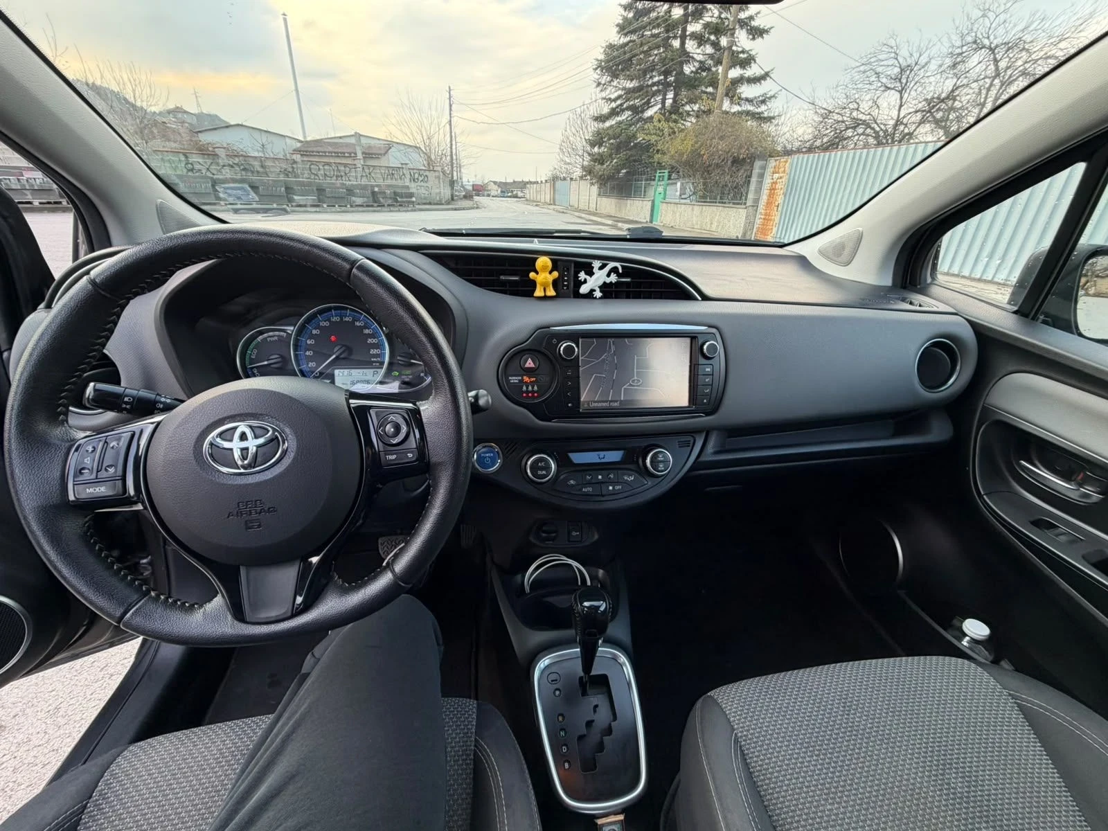 Toyota Yaris Hybrid 1, 5, снимка 5 - Автомобили и джипове - 56336675