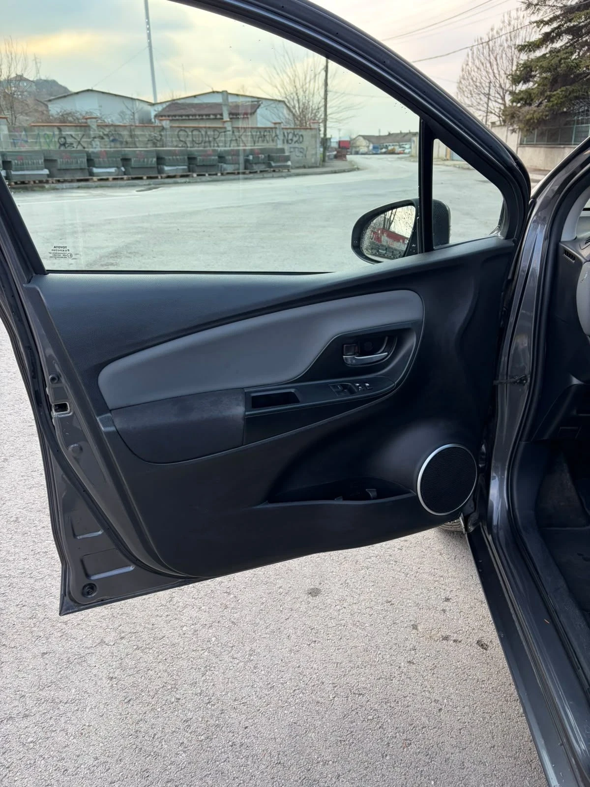 Toyota Yaris Hybrid 1, 5, снимка 12 - Автомобили и джипове - 56336675