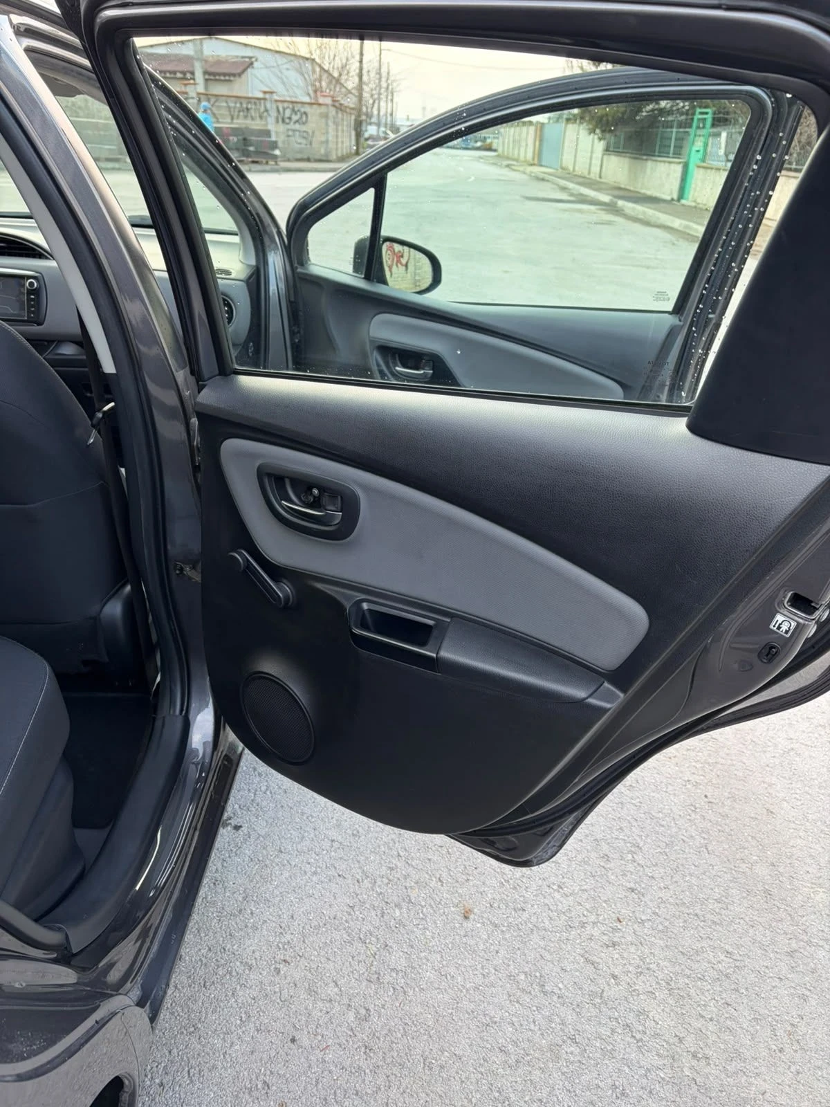 Toyota Yaris Hybrid 1, 5, снимка 13 - Автомобили и джипове - 56336675