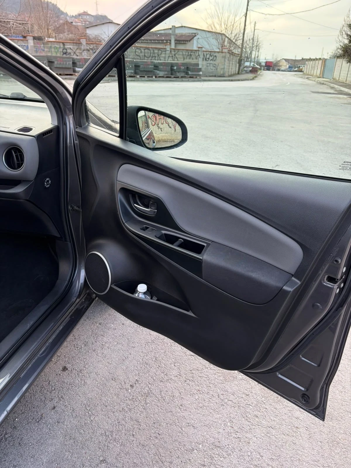 Toyota Yaris Hybrid 1, 5, снимка 8 - Автомобили и джипове - 56336675