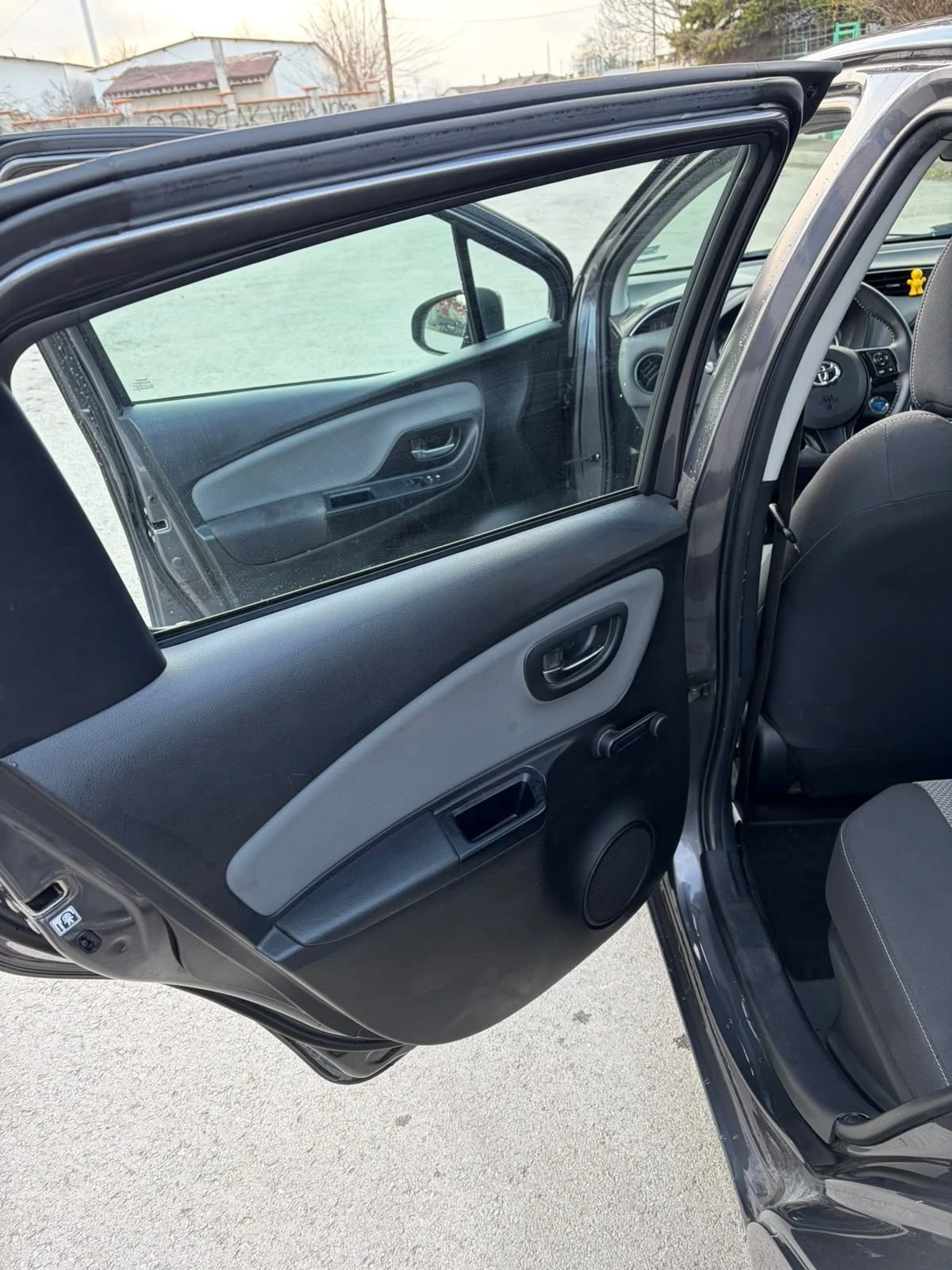 Toyota Yaris Hybrid 1, 5, снимка 11 - Автомобили и джипове - 56336675