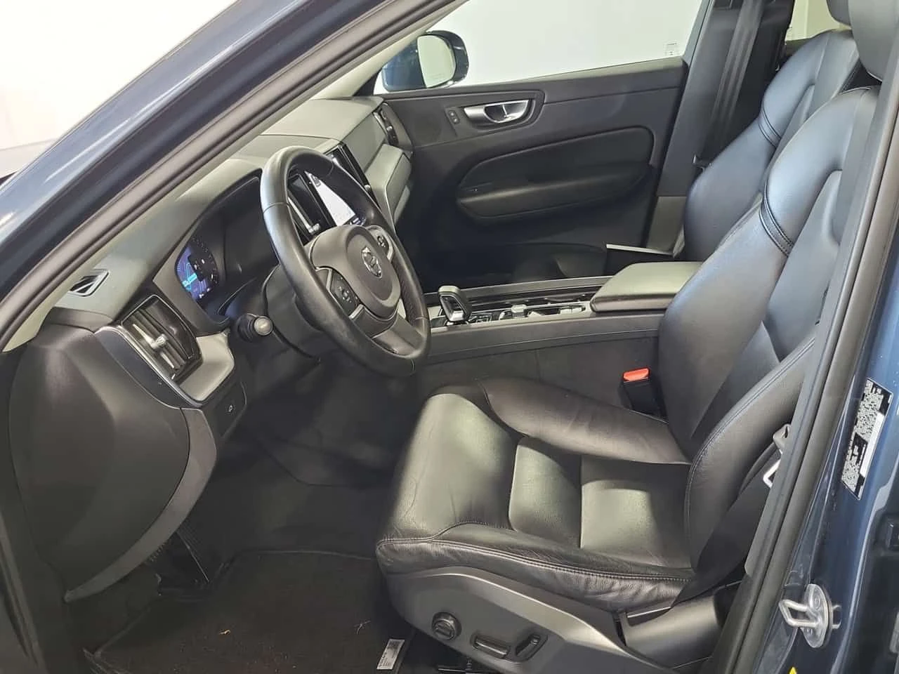 Volvo XC60 CORE| ДВА КЛЮЧА| ПОДГРЕВИ| ПАНОРАМА| CARFAX, снимка 9 - Автомобили и джипове - 54793376