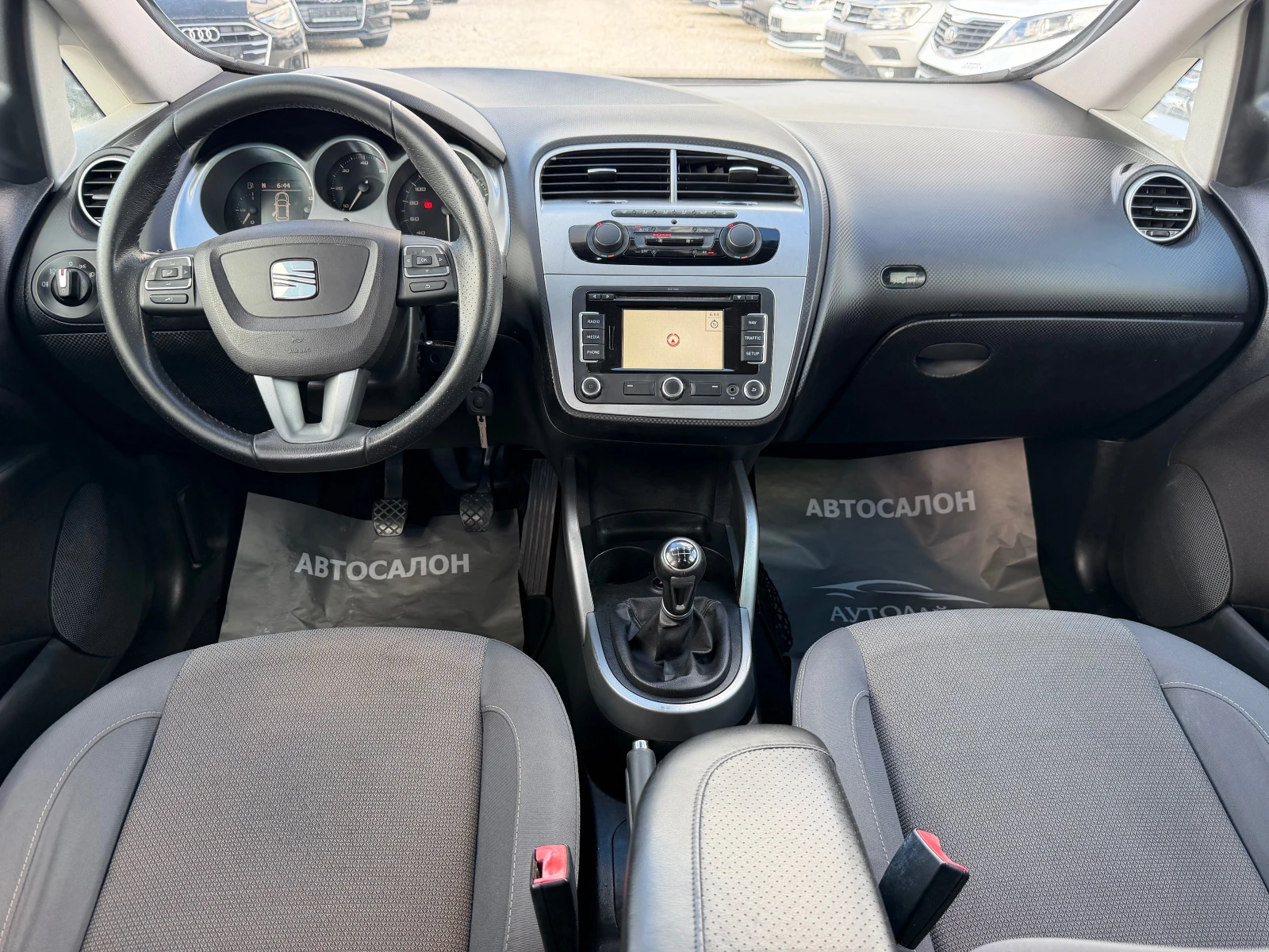 Seat Altea XL 1.6TDI NAVI, снимка 8 - Автомобили и джипове - 56213539