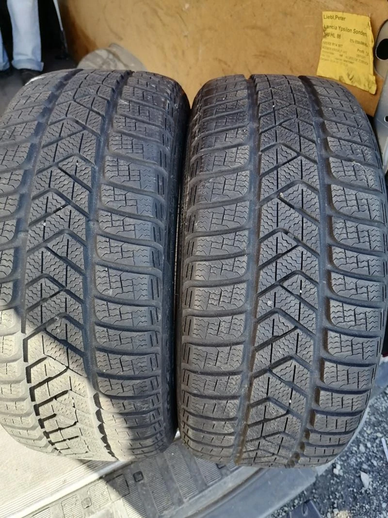 Гуми Зимни 225/40R18, снимка 1 - Гуми и джанти - 31641230