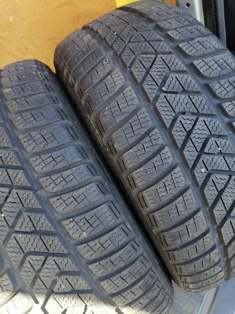 Гуми Зимни 225/40R18, снимка 3 - Гуми и джанти - 31641230