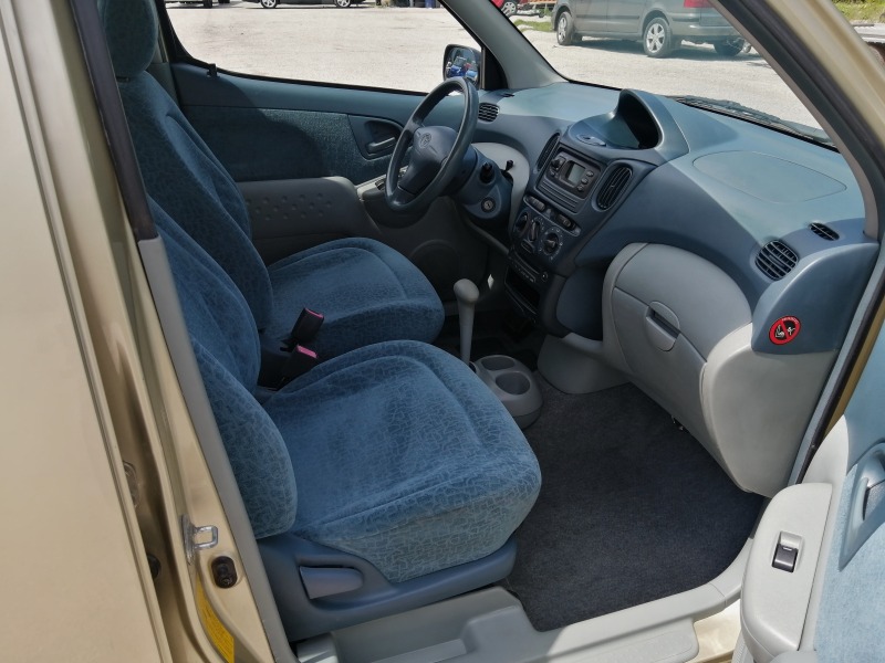 Toyota Yaris verso 1, 3 VVTI автоматик, снимка 11 - Автомобили и джипове - 45608750