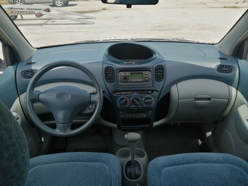 Toyota Yaris verso 1, 3 VVTI автоматик, снимка 10 - Автомобили и джипове - 45608750