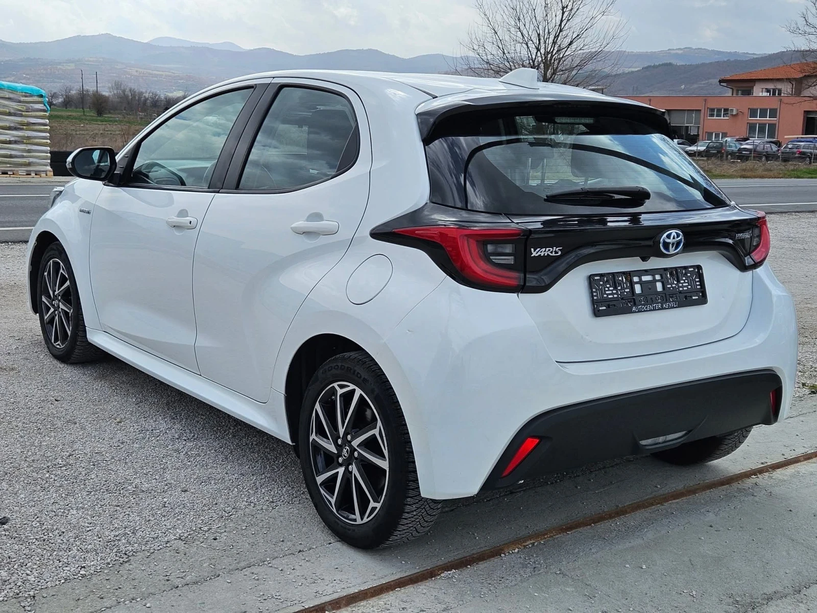 Toyota Yaris 1.5Hybrid Avtomat - изображение 4