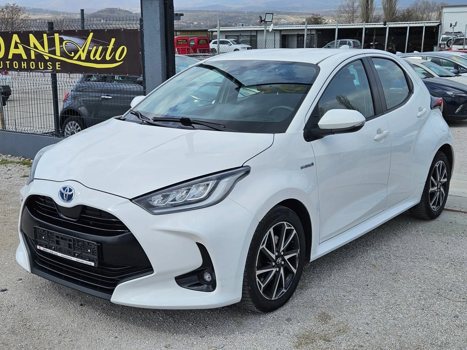 Toyota Yaris 1.5Hybrid Avtomat | Mobile.bg — изображение 1