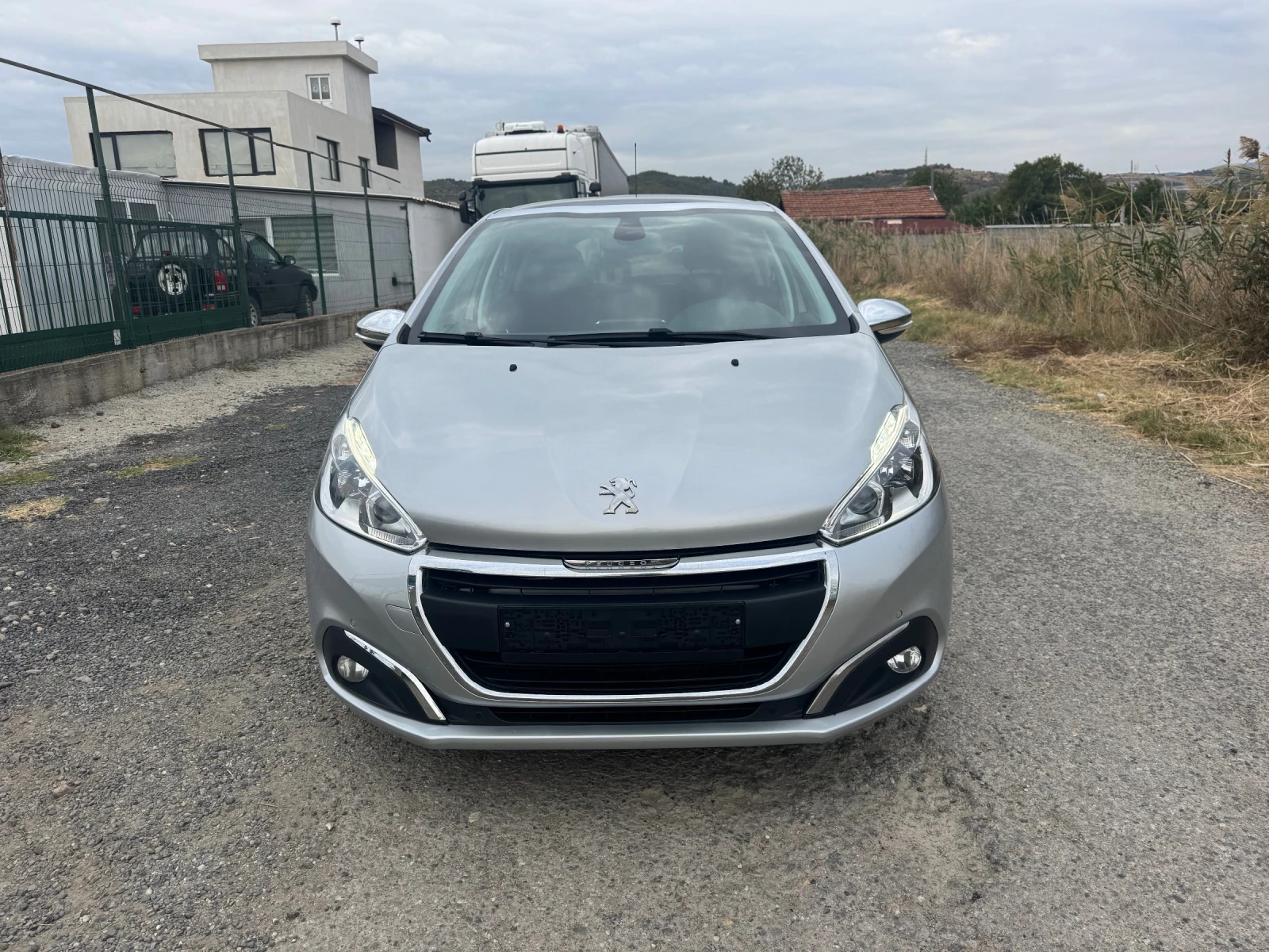 Peugeot 208 1.2i * PANO* NAVI* SERVICE* E6B*  - изображение 2