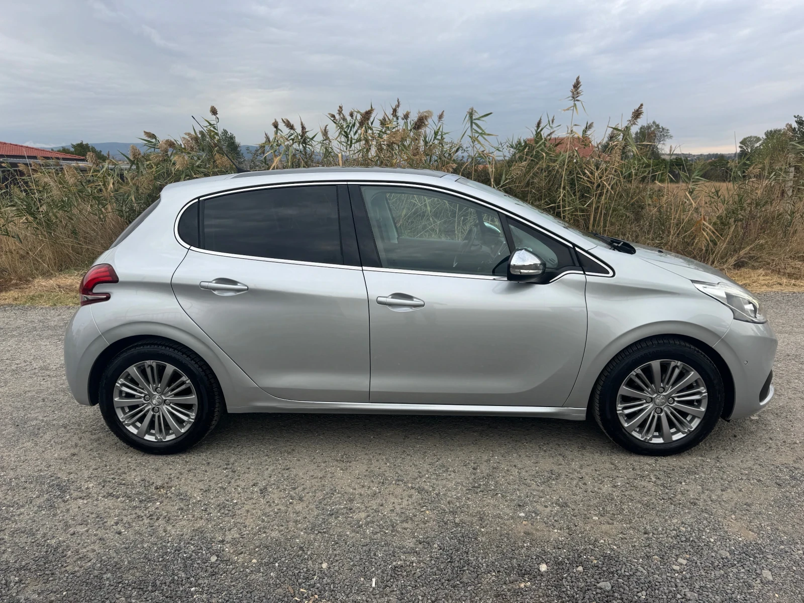 Peugeot 208 1.2i * PANO* NAVI* SERVICE* E6B*  - изображение 4