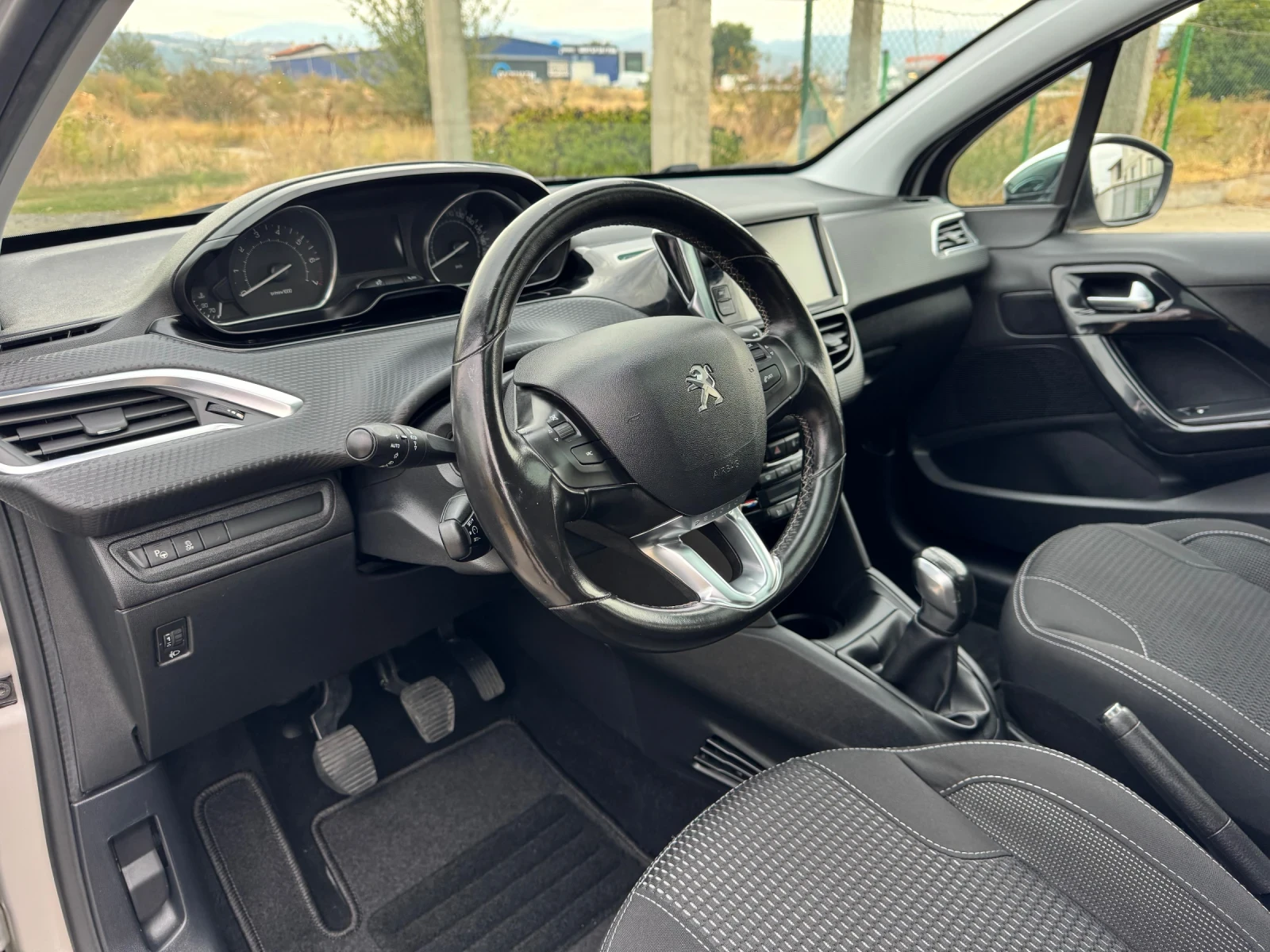 Peugeot 208 1.2i * PANO* NAVI* SERVICE* E6B*  - изображение 10