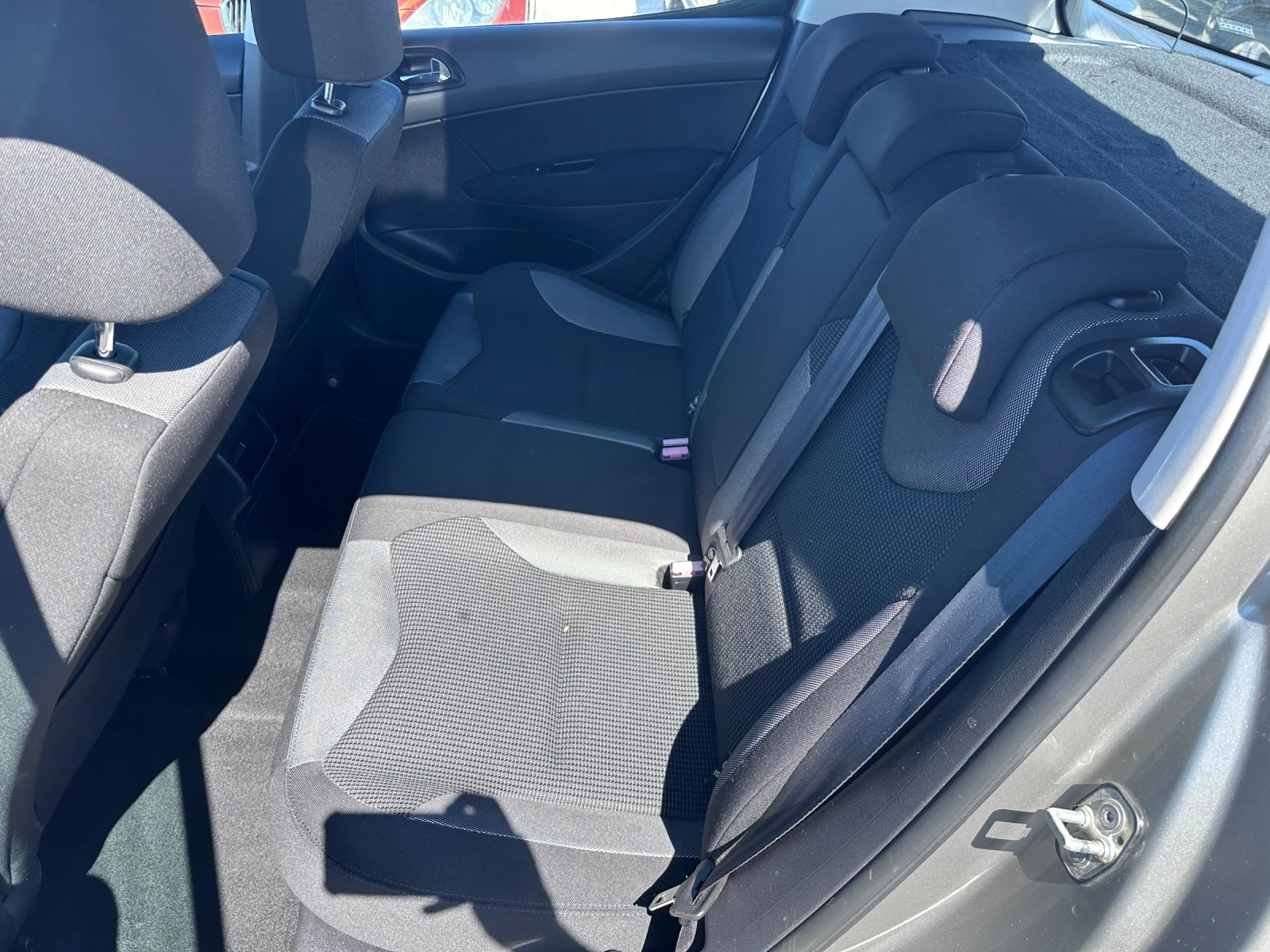Peugeot 308 1.6 HDI 92 к.с. Фейслифт!, снимка 10 - Автомобили и джипове - 54319555
