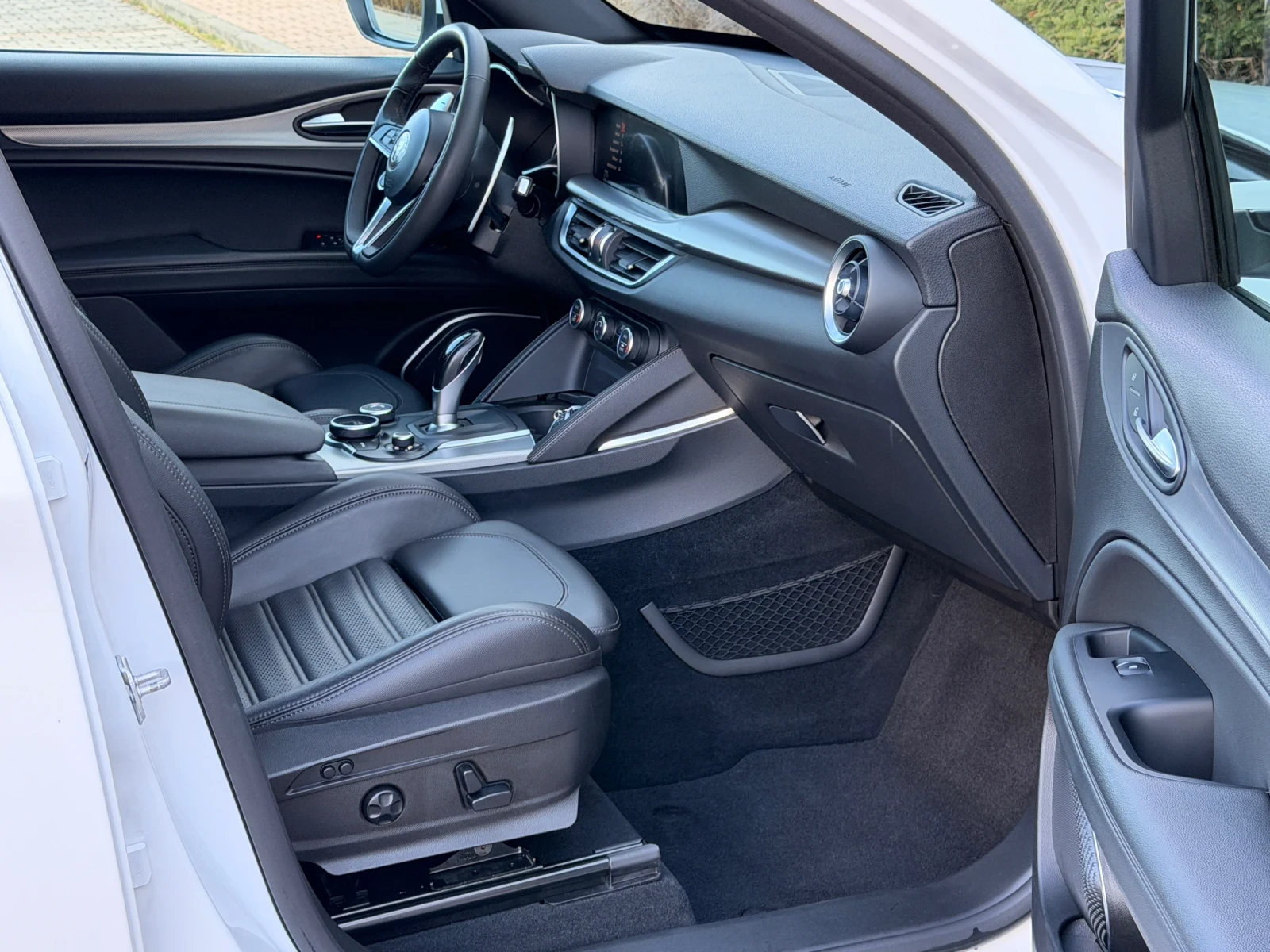 Alfa Romeo Stelvio Ti-2.2d-Q4-8ZF-РЕКАРО-ПОДГРЕВ-KEYLESS-КАТО-НОВ-ТОП, снимка 15 - Автомобили и джипове - 53786330