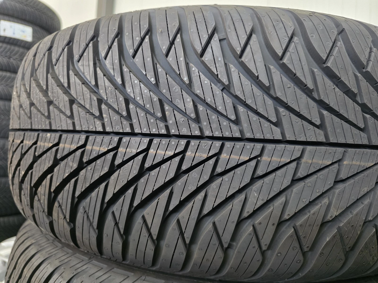 Гуми Всесезонни 235/60R16