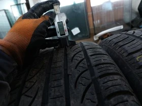 Гуми Зимни 235/50R18, снимка 4 - Гуми и джанти - 44339715