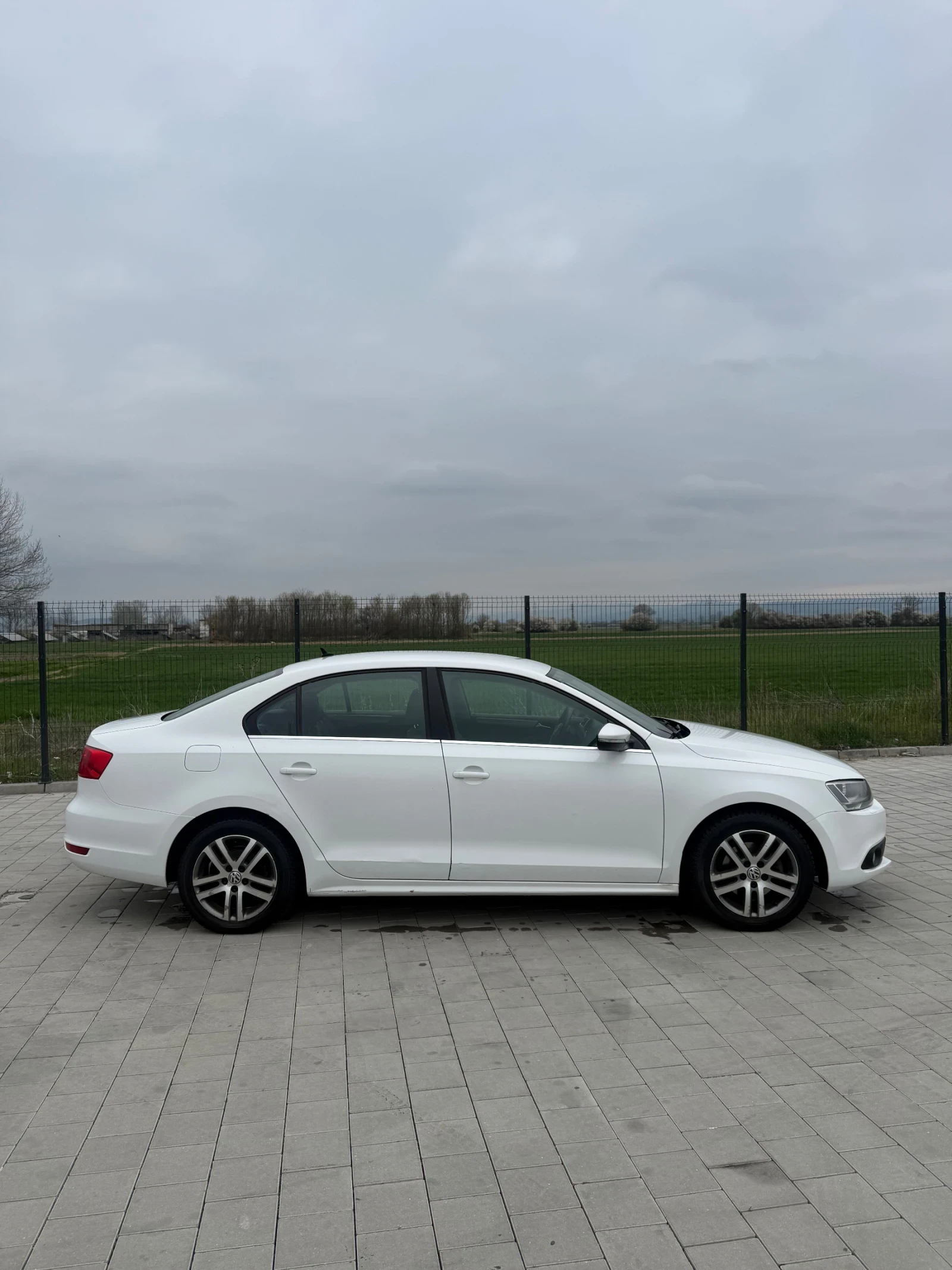 VW Jetta 1.6TDI, снимка 4 - Автомобили и джипове - 54179556