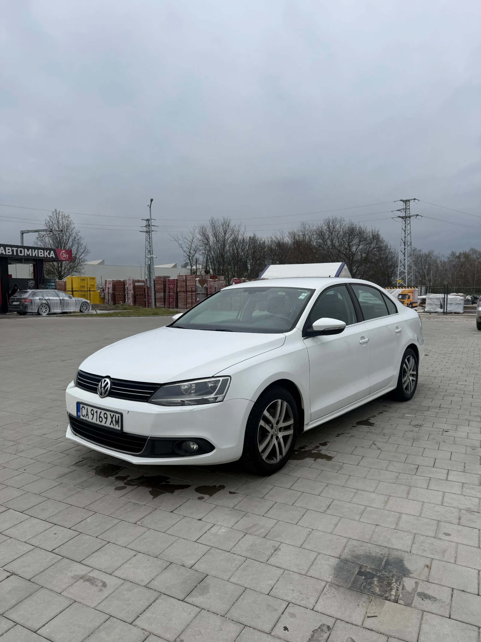VW Jetta 1.6TDI, снимка 2 - Автомобили и джипове - 54179556