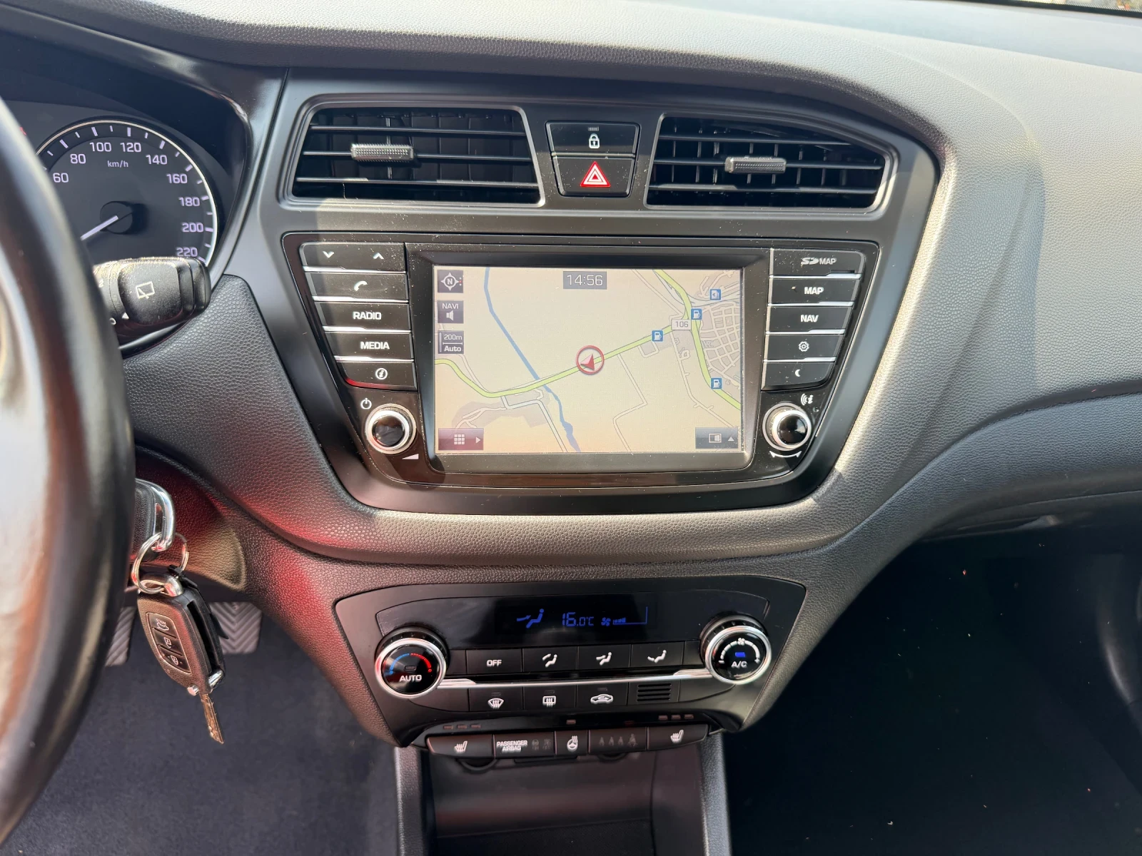 Hyundai I20 1.0 Navi * Camera * Climatronic, снимка 13 - Автомобили и джипове - 55943404