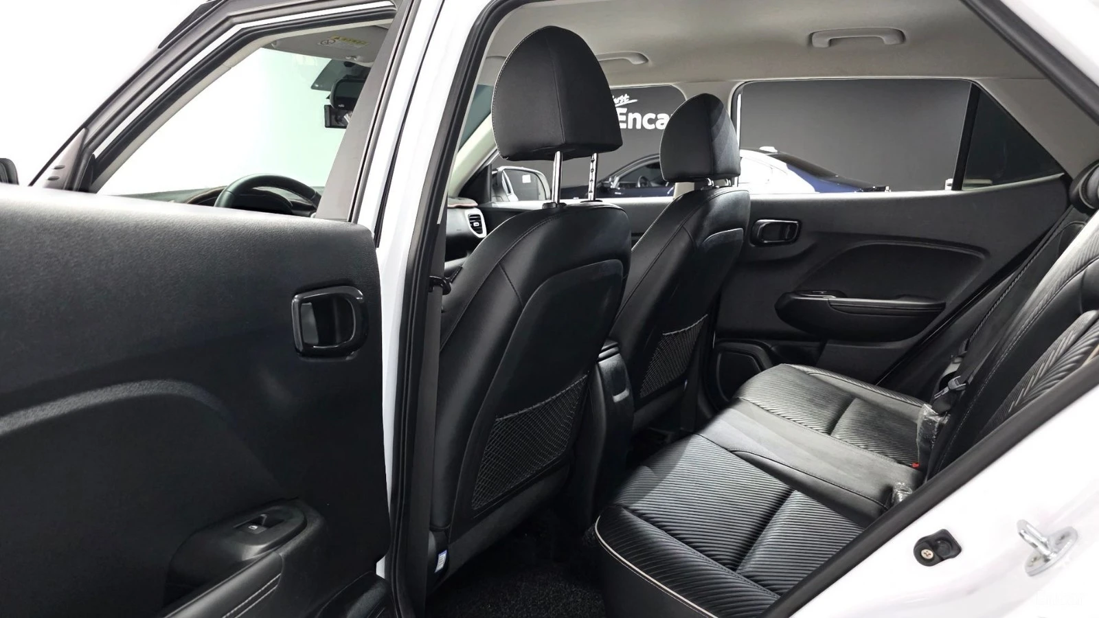 Hyundai Venue 1.6* Flux* КОЖА* ПОДГРЕВ* КАМЕРА* , снимка 11 - Автомобили и джипове - 55628359