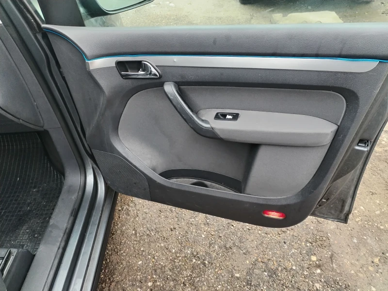 VW Touran 1, 9TDI 101коня 6 скорости, снимка 12 - Автомобили и джипове - 53233371