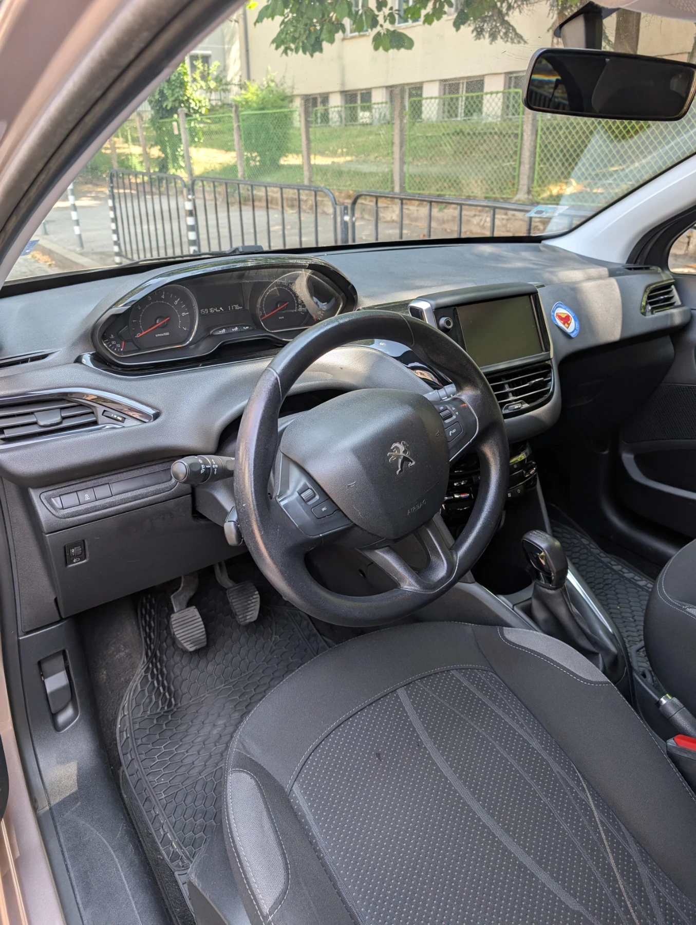Peugeot 208, снимка 6 - Автомобили и джипове - 55653030