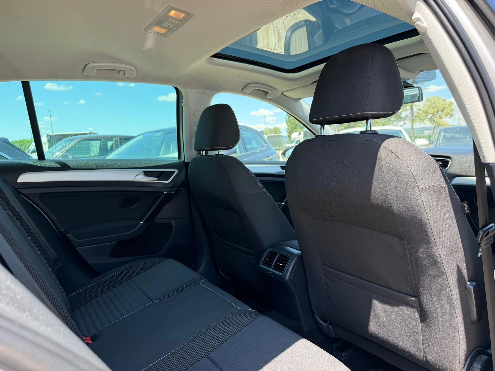 VW Golf 1.6TDI PANORAMA DISTR CUP EDITION, снимка 13 - Автомобили и джипове - 55833729
