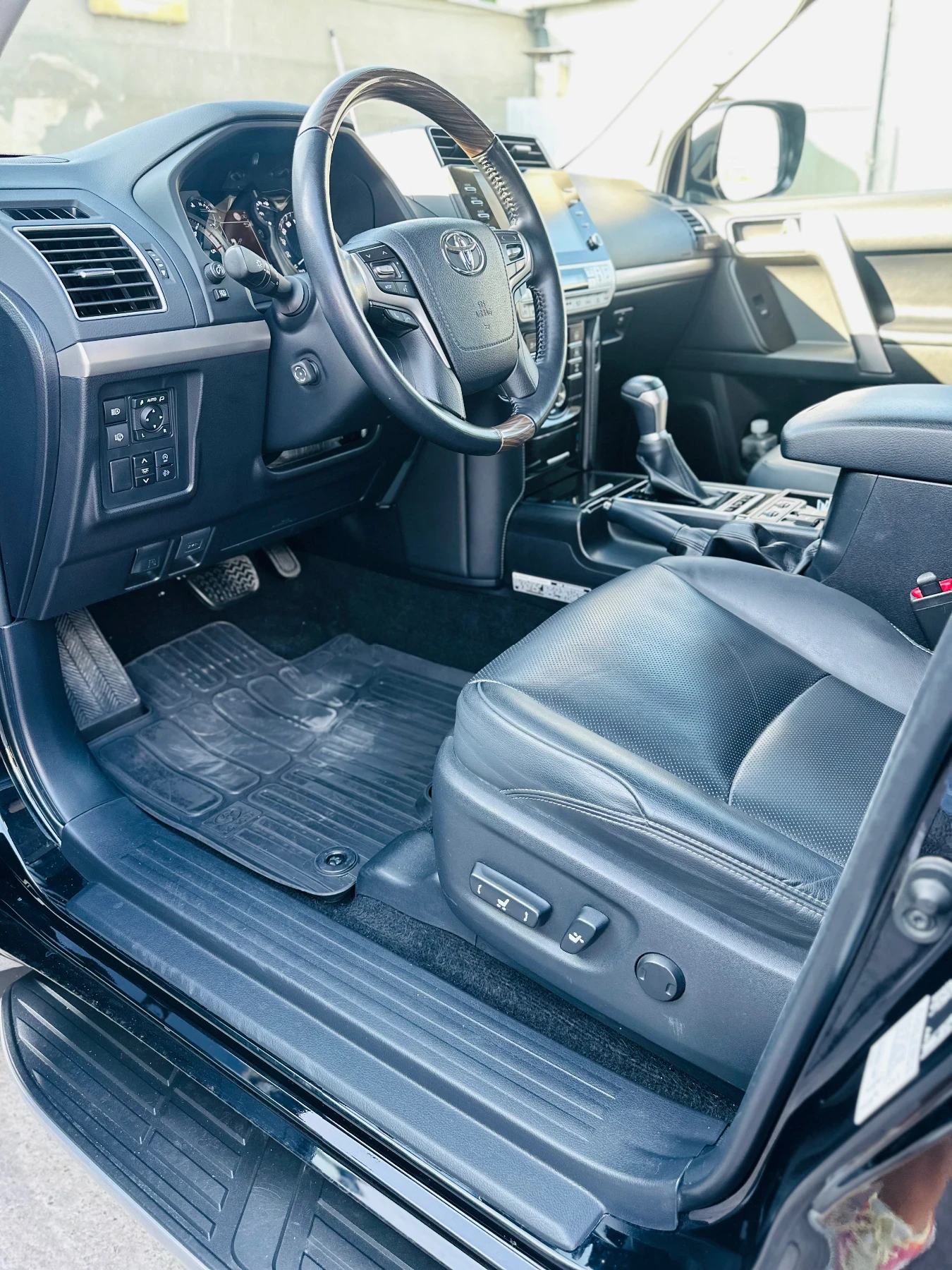 Toyota Land cruiser 2.8D Luxury Black Edition, снимка 4 - Автомобили и джипове - 53906043